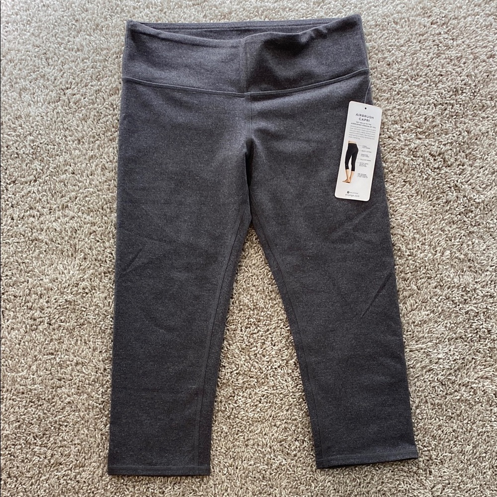 ALO Yoga Airbrush Capri Leggings In heather grey. BNWT. Size M
